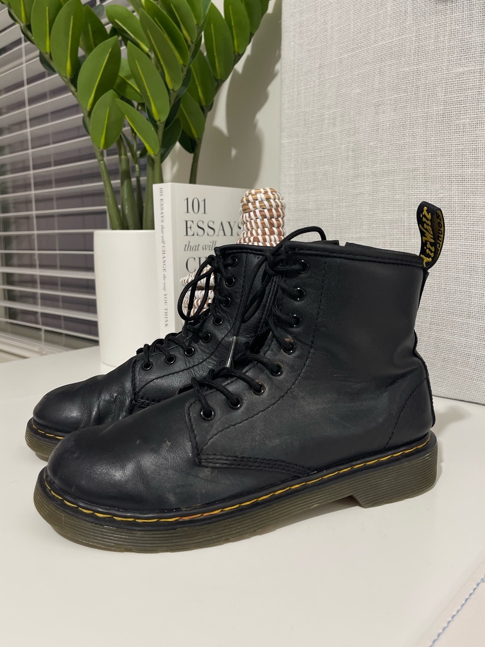 DR. MARTENS doc youth kids 4 black boots